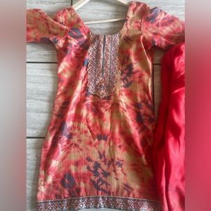 Suit length 33 ,arm length 20 , chest 18, west 15/12, hip19.  (Salwar length 39)